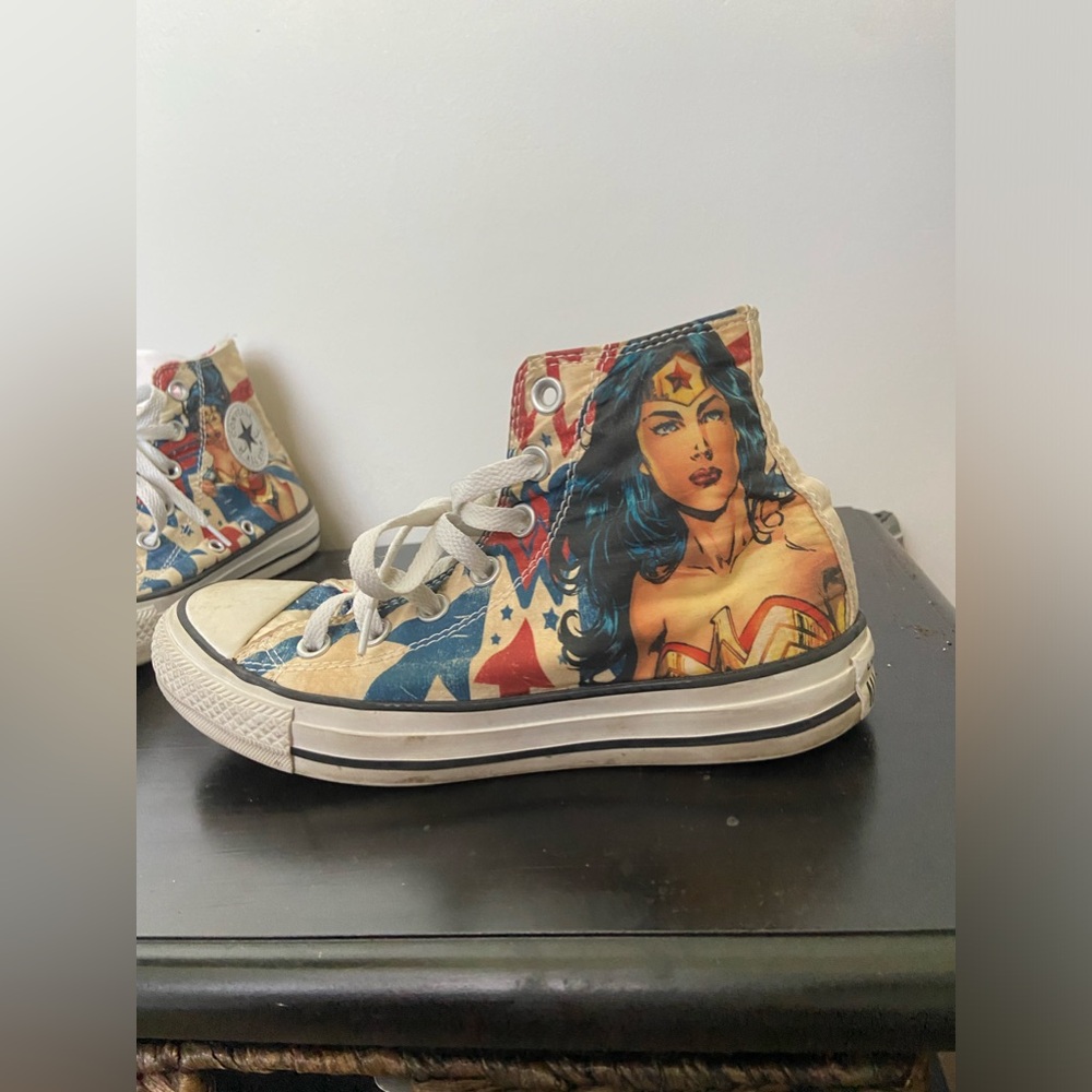Wonder Woman converse